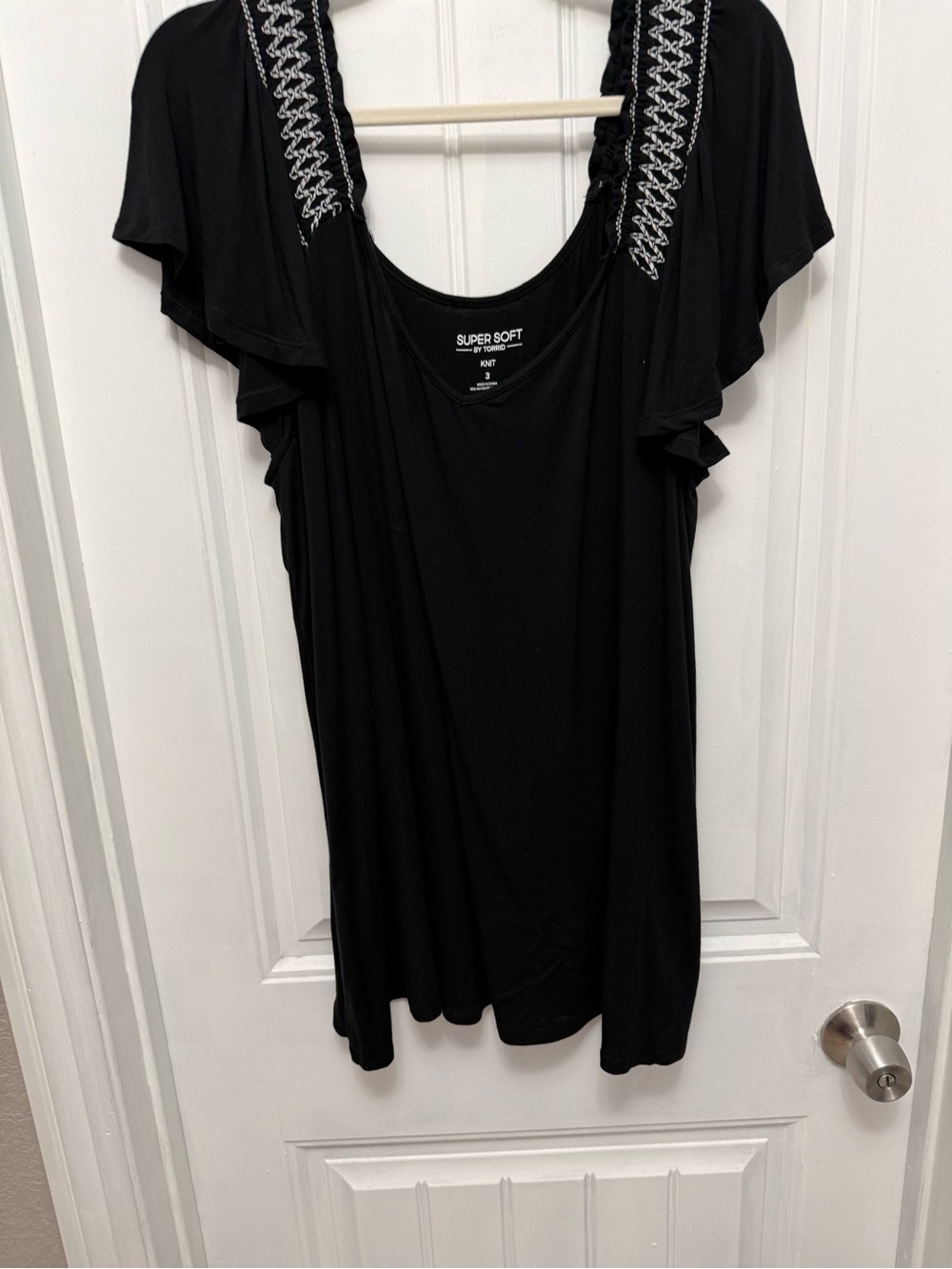 Torrid Super soft Black Knit Top Blouse Sleeveless Sz 3X White Embroidery (56-13